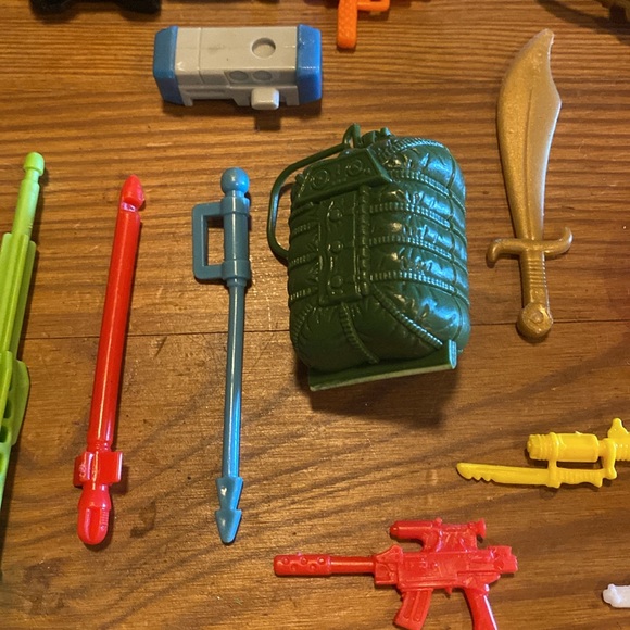 Random OG lot of action figure weapons and accessories. - Picture 6 of 8